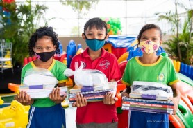Prefeitura entrega material didático para alunos e professores e playgrounds para as creches