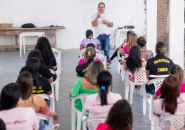 Outubro Rosa - Por meio de palestra, servidoras municipais aprendem sobre cuidados e prevenção contra o câncer de mama