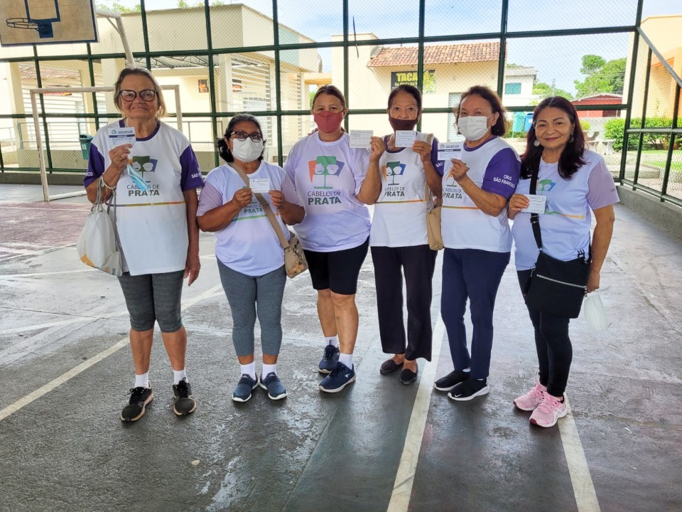 Integrantes do Cabelos de Prata recebem vacinação contra Influenza na praça da Bandeira