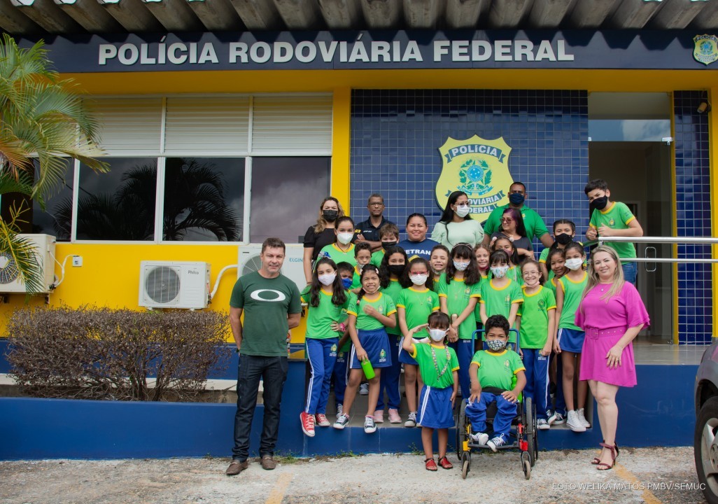 EDUCAÇÃO PARA O TRÂNSITO - Alunos conhecem rotina de trabalho da Polícia Rodoviária Federal de Roraima