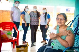 INFLUENZA - Idosos acamados recebem vacina contra gripe em casa