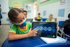 Tecnologia aliada ao ensino -  Alunos aprendem brincando com projeto de alfabetização virtual em sala de aula