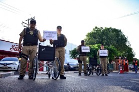 NEM POR UM MINUTO - Ação educativa orientou motoristas e pedestres sobre uso de vagas especiais