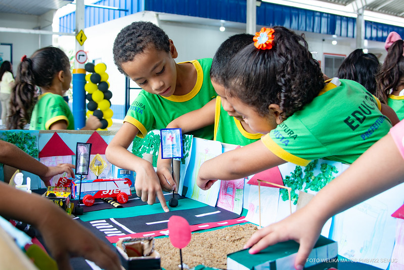 Alunos da Escola Valderleide Brandão aprendem sobre o trânsito de