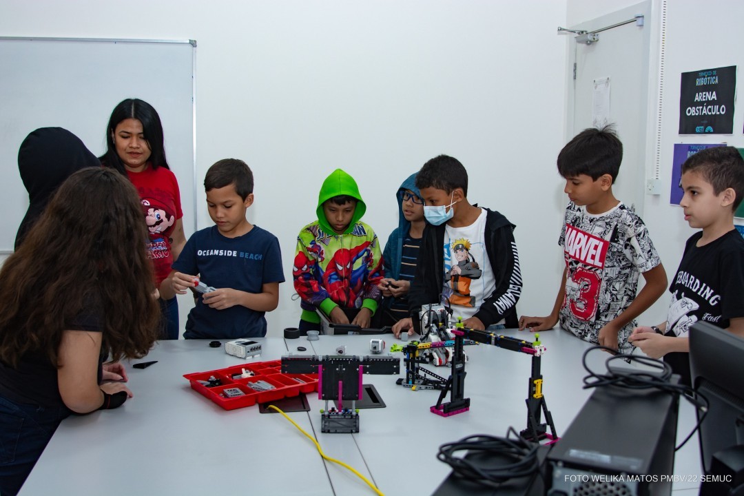 TECNOLOGIA - Empolgação e curiosidade marcam início das aulas do Curso de Robótica Educacional no CCTI