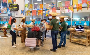 BOA VISTA JUNINA 2022 - No aeroporto, passageiros são recebidos em clima de São João