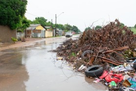 Lixo e galhadas descartadas de forma irregular nas ruas comprometem o escoamento da água da chuva