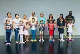 Alunas do curso de balé homenageiam mães em dinâmica no Teatro Municipal
