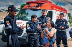 SURPRESA ESPECIAL - Idosa comemora seus 68 anos ao lado de quem tanto admira: os profissionais do SAMU de Boa Vista