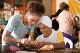 Jovens e idosos de projetos sociais de Boa Vista se reúnem em oficina para confecção de produtos natalinos