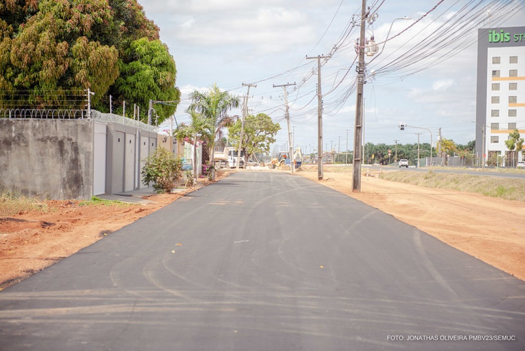 Moradores e comerciantes da rua Seis, no bairro Aeroporto, vivem outra realidade com a chegada do asfalto