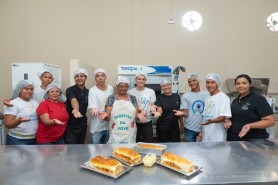 RECEITAS DA VOVÓ - Idosa de 81 anos ensina receita de pão para jovens do Projeto Crescer garantirem renda extra