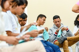 MENTE CRIATIVA - Jovens do Projeto Crescer produzem peças artísticas e estilosas na Oficina de Corte, Costura e Artesanato