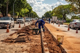 MAIS SEGURANÇA - Prefeitura começa implantação de canteiro central na Avenida Carlos Pereira de Melo