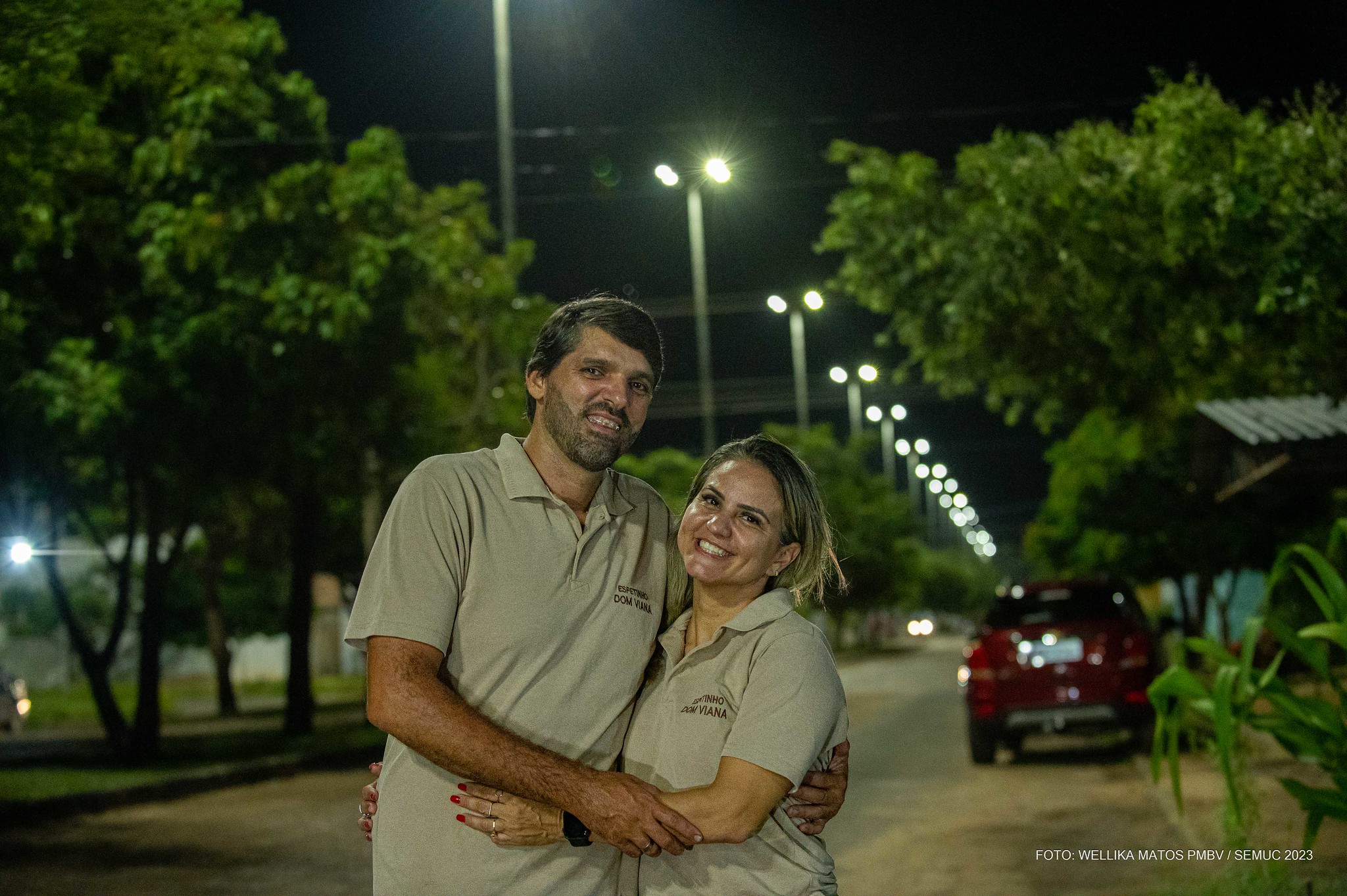 Kleiton e Haide felizes com a iluminação que vai dar mais visibilidade ao churrasquinho deles