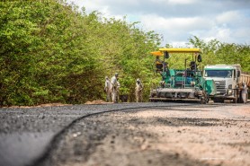 MELHORIAS NA INFRAESTRUTURA - Obras de asfaltamento da vicinal 349 avançam na região do Bom Intento