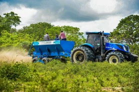 TÉCNICAS NO CAMPO - Acadêmicos de Agronomia da UFRR recebem capacitação com maquinário de alta tecnologia da Prefeitura de Boa Vista