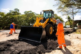 TAPA BURACOS - Trecho da avenida Santos Dumont, via que dá acesso ao Porto da Marina, recebe reparos da Prefeitura