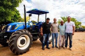 Prefeito Arthur Henrique apoia produtores rurais do Novo Passarão com maquinário e implementos agrícolas