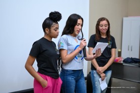 Em curso de oratória, jovens do Crescer aprendem técnicas para vencer o medo de falar em público