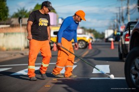 TRÂNSITO SEGURO - Prefeitura revitaliza faixas de pedestres em vias que dão acesso às unidades escolares