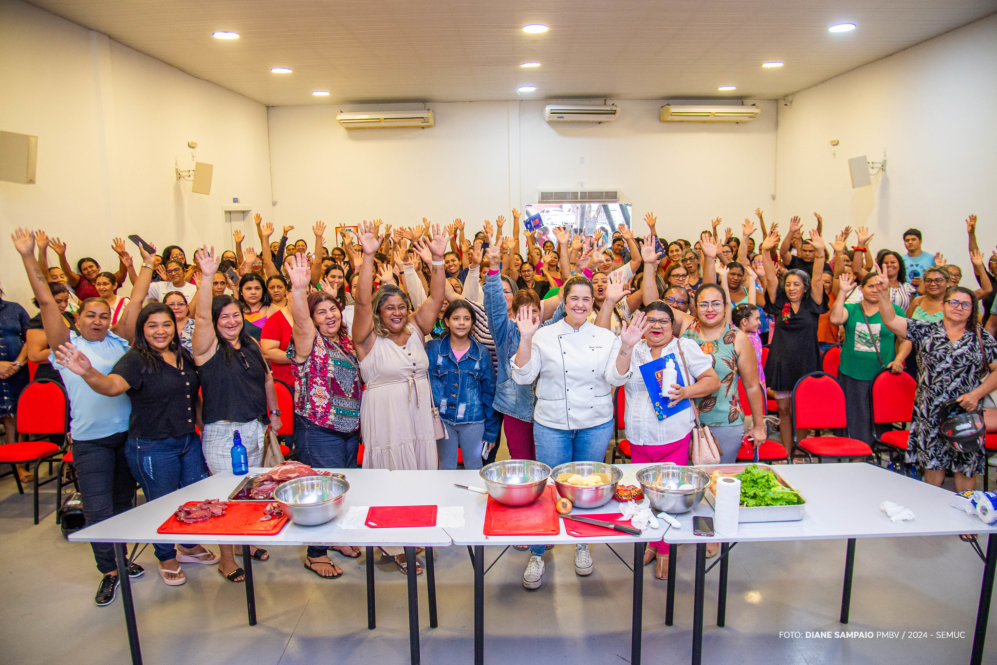 Merendeiras da rede municipal recebem capacitação em boas práticas alimentares 3 53498396268 73202fcaf4 k