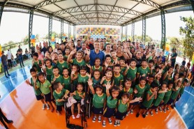 Prefeito Arthur Henrique entrega duas novas quadras em escola indígena e do campo