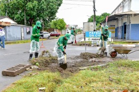 Equipes da prefeitura retiram 9 mil quilos de lixo que obstruíram o sistema de drenagem durante as últimas chuvas