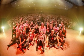 Espetáculo em homenagem à Rita Lee lota Teatro Municipal na abertura do Mormaço Cultural 2025