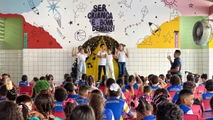 Alunos da Escola Municipal Carmen Eugênia mostram habilidades artísticas em show de talentos