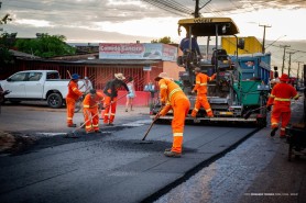 Prefeitura implanta novo asfalto na rua José Aleixo
