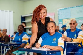 Entre cadernos, sonhos e afeto, mãe volta a estudar aos 74 anos com apoio da filha