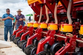 Prefeitura doa plantadeira a cooperativa para fortalecer agricultura familiar na zona rural