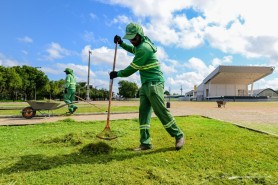 Equipes intensificam serviços de limpeza e manutenção em diversos bairros da capital nesta sexta-feira, 17