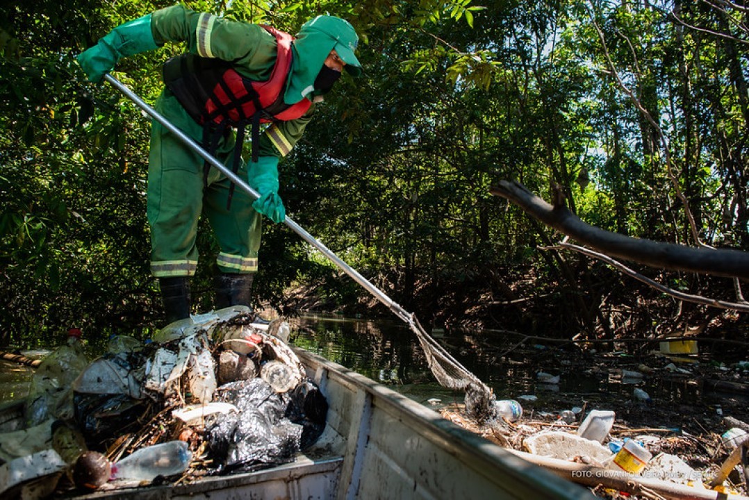 Prefeitura retira cerca de 60 sacos de lixo por dia em limpeza do rio Branco e dos igarapés