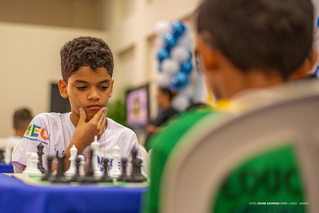 Xadrez melhora aprendizado e reúne 4 mil alunos de escolas