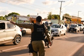 MAIO AMARELO - Agentes orientam condutores e pedestres sobre segurança e cuidados no trânsito
