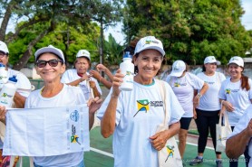 TRANSFORMANDO VIDAS - Idosos atendidos na UBS Buritis recebem kits com materiais para incentivar atividades físicas