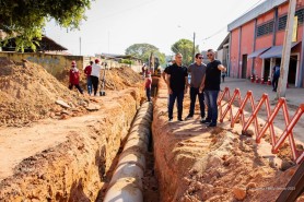 Prefeitura faz obras de drenagem, asfalto e calçadas em rua que dá acesso à Feira do Produtor