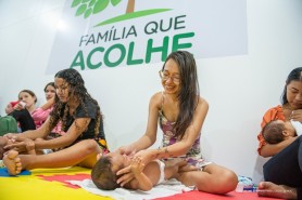 Bebês recebem massagem relaxante em primeira atividade da Semana do Bebê 2023