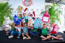 PAPAI NOEL DOS CORREIOS -  Após escreverem cartas para o bom velhinho, 910 alunos da rede municipal recebem presentes de Natal