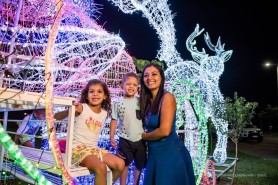 A MAGIA ESTÁ NO AR - Praça do Cruviana recebe luzes de natal e faz a alegria da criançada