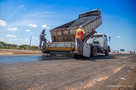 Obras de asfalto da Prefeitura na região do Murupu contribuem com escoamento de produção agrícola