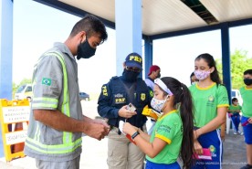 TRÂNSITO SEGURO - Alunos de Boa Vista distribuem cartinhas com mensagem de conscientização a motoristas na BR 174