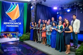 PRÊMIO MERITOCRACIA  - Prefeitura premia professores destaques de 2021 e anuncia pagamento de rateio do Fundeb