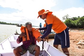 Defesa Civil Municipal faz travessia gratuita dos moradores no Rio Uraricoera