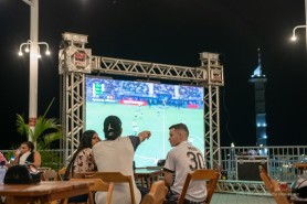 Torcedores acompanham transmissão da partida Brasil x Argentina, na Orla Taumanan