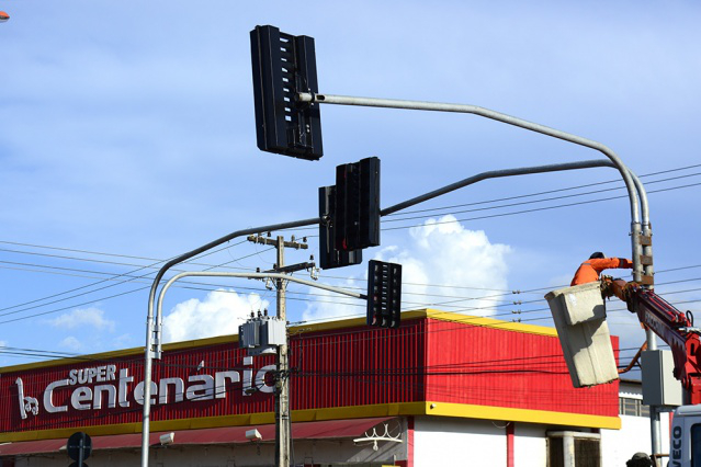 Semáforos na avenida Centenário devem reduzir acidentes