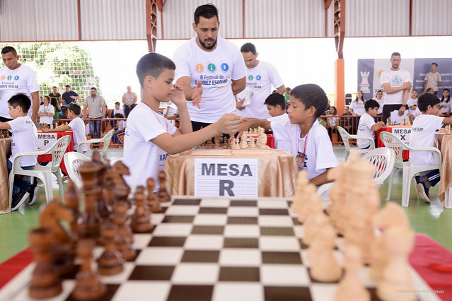 Parceria promove aulas e campeonato de xadrez a alunos da rede