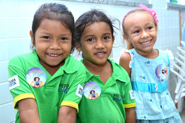 Alunos da Escola Municipal Laucides Oliveira fazem exames para diagnosticar hanseníase, verminoses e tracoma